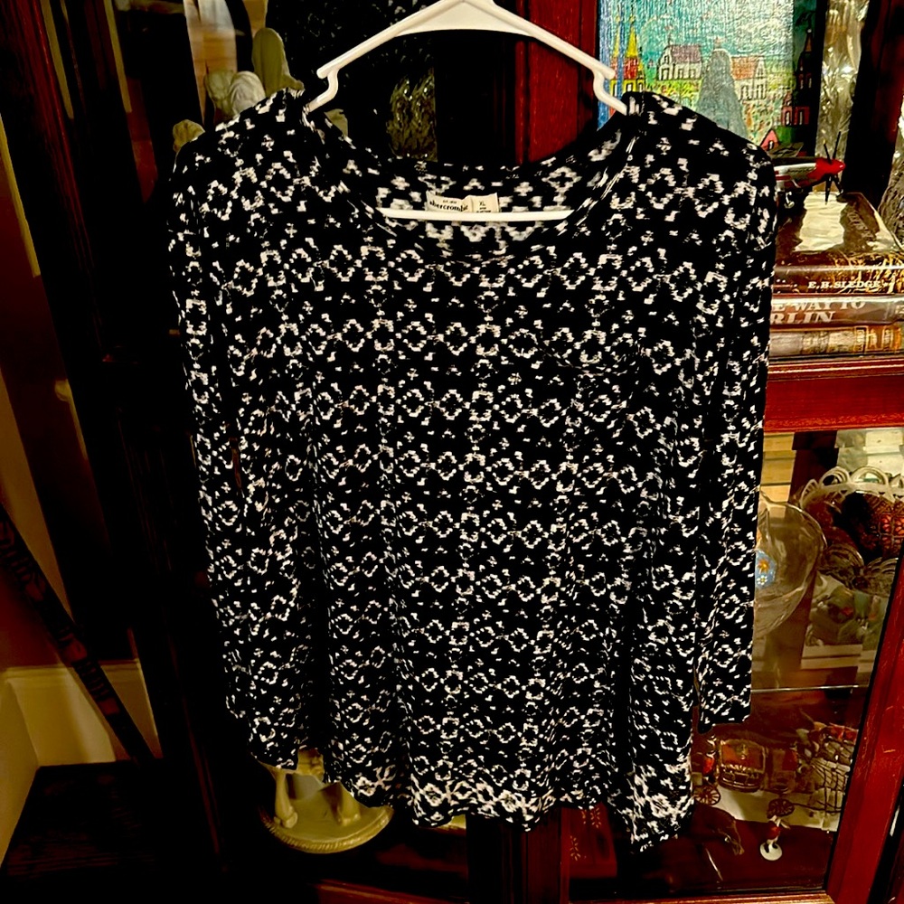 Abercrombie kids black and white long sleeve girls XL blouse